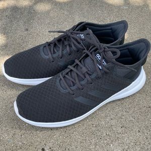 Adidas Women’s Black and White Cloudfoam Sneakers | Size 8.5